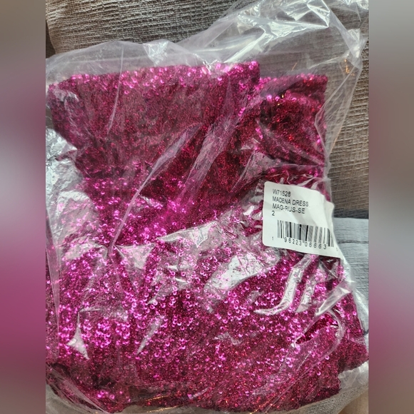 Walter Baker SPLIT NECK MADINA BODYCON MIDI SEQUIN DRESS NWT SIZE 2 - Picture 3 of 12